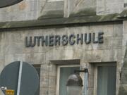 Der alte Schriftzug links neben dem Haupteingang